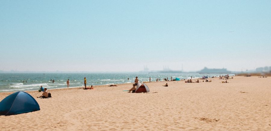 Tips For Putting Up A Tent On The Beach